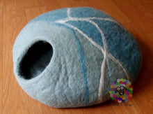 Load image into Gallery viewer, Large Size Felt Cat Cave (40 cm or 16 Inches Diameter) Cat Bed / Pet Bed / Puppy Bed / Cat House. 100 % Wool Natural Color