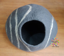 Load image into Gallery viewer, LARGE Felt Cat Cave  (40 cm or 16 Inches Diameter) Cat Bed / Pet Bed / Puppy Bed / Cat House. 100 % Wool / Handmade in NEPAL
