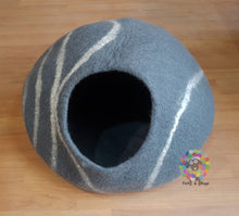 Load image into Gallery viewer, LARGE Felt Cat Cave  (40 cm or 16 Inches Diameter) Cat Bed / Pet Bed / Puppy Bed / Cat House. 100 % Wool / Handmade in NEPAL

