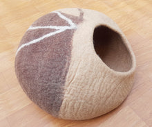 Load image into Gallery viewer, Large Felt Cat Cave (40 cm or 16 Inches Diameter) Cat Bed / Pet Bed / Puppy Bed / Cat House. 100 % Wool Natural Color