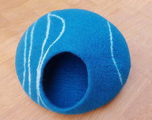 Load image into Gallery viewer, LARGE Felt Cat Cave (40 cm or 16 Inches Diameter) Cat Bed / Pet Bed / Puppy Bed / Cat House. 100 % Wool, HANDMADE