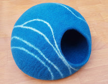 Load image into Gallery viewer, LARGE Felt Cat Cave (40 cm or 16 Inches Diameter) Cat Bed / Pet Bed / Puppy Bed / Cat House. 100 % Wool, HANDMADE
