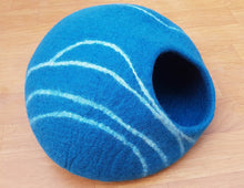 Load image into Gallery viewer, LARGE Felt Cat Cave (40 cm or 16 Inches Diameter) Cat Bed / Pet Bed / Puppy Bed / Cat House. 100 % Wool, HANDMADE