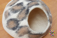 Load image into Gallery viewer, LARGE Felt Cat Cave (40 cm or 16 Inches Diameter) Cat Bed / Pet Bed / Puppy Bed / Cat House. 100 % Wool / Handmade in NEPAL