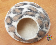 Load image into Gallery viewer, LARGE Felt Cat Cave (40 cm or 16 Inches Diameter) Cat Bed / Pet Bed / Puppy Bed / Cat House. 100 % Wool / Handmade in NEPAL