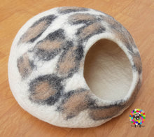 Load image into Gallery viewer, LARGE Felt Cat Cave (40 cm or 16 Inches Diameter) Cat Bed / Pet Bed / Puppy Bed / Cat House. 100 % Wool / Handmade in NEPAL