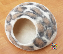 Load image into Gallery viewer, LARGE Felt Cat Cave (40 cm or 16 Inches Diameter) Cat Bed / Pet Bed / Puppy Bed / Cat House. 100 % Wool / Handmade in NEPAL