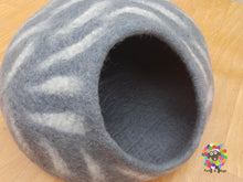 Load image into Gallery viewer, LARGE Felt Cat Cave (40 cm or 16 Inches Diameter) Cat Bed / Pet Bed / Puppy Bed / Cat House. 100 % Wool