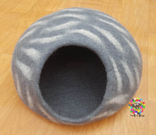 Load image into Gallery viewer, LARGE Felt Cat Cave (40 cm or 16 Inches Diameter) Cat Bed / Pet Bed / Puppy Bed / Cat House. 100 % Wool