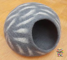 Load image into Gallery viewer, LARGE Felt Cat Cave (40 cm or 16 Inches Diameter) Cat Bed / Pet Bed / Puppy Bed / Cat House. 100 % Wool