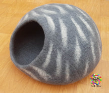 Load image into Gallery viewer, LARGE Felt Cat Cave (40 cm or 16 Inches Diameter) Cat Bed / Pet Bed / Puppy Bed / Cat House. 100 % Wool