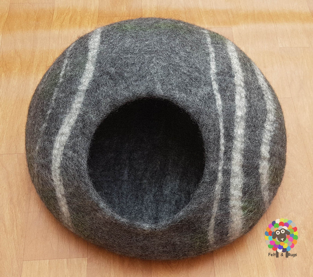 Large Felt Cat Cave / 40 cm or 16 Inches Diameter / Cat Bed / Pet Bed / Puppy Bed / Cat House. 100 % Wool Natural Color