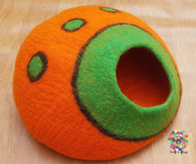 Load image into Gallery viewer, Large Felt Cat Cave (40 cm or 16 Inches Diameter) Cat Bed / Pet Bed / Puppy Bed / Cat House. 100 % Wool